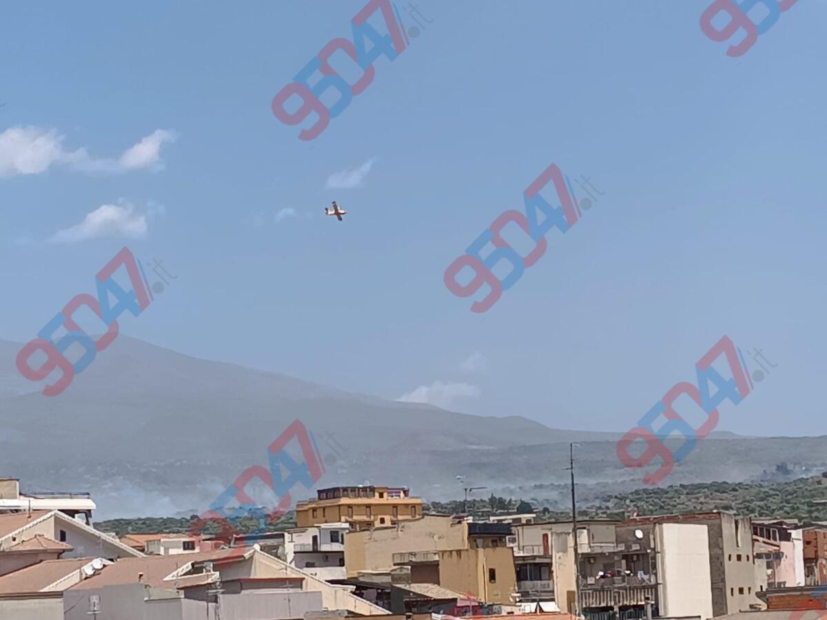 CANADAIR IN AZIONE CONTRO LE FIAMME A FEUDO SAN VITO: RIFORNIMENTI CONTINUI DAL MARE PER DOMARE L’INCENDIO - 