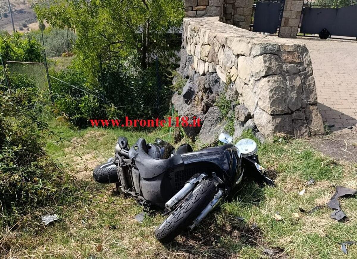 BRONTE. Incidente sulla SS 284: coinvolte due auto e una moto, quattro feriti. Grave un motociclista - 