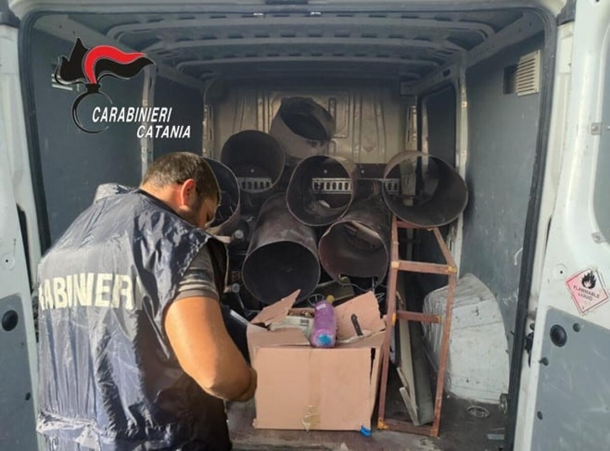 Misterbianco, trasportava rifiuti pericolosi senza autorizzazione e li scaricava in un terreno sotto sequestro: denunciato 58enne - 