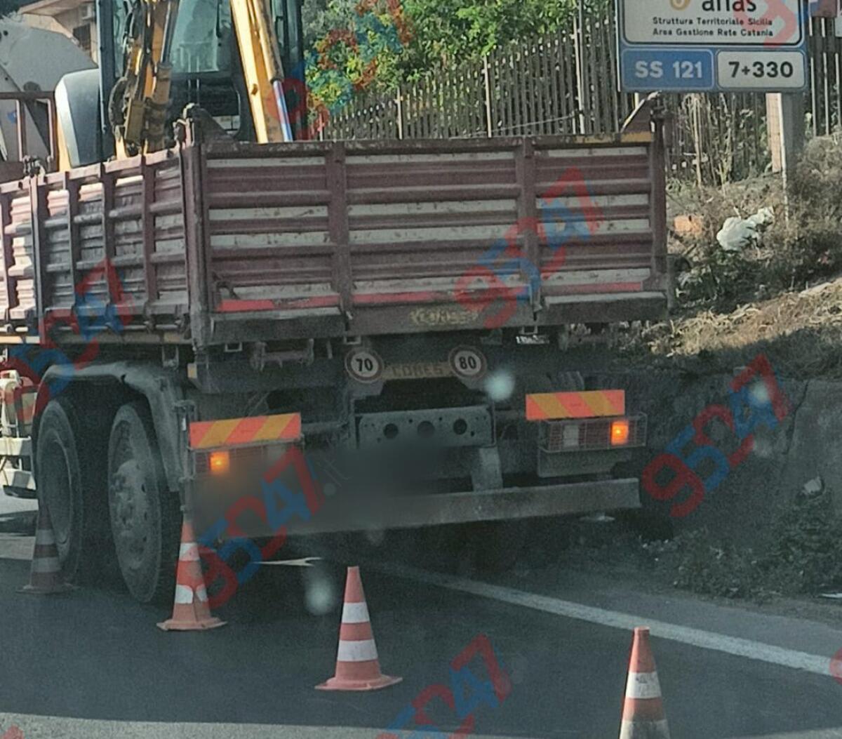 Code chilometriche sulla SS121 per mezzo pesante in panne - 