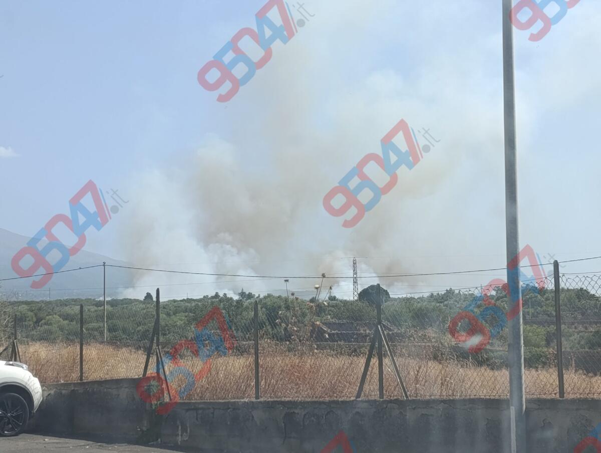 VASTO INCENDIO IN CORSO IN SONA SCALILLI : STERPAGLIE IN FIAMME - 