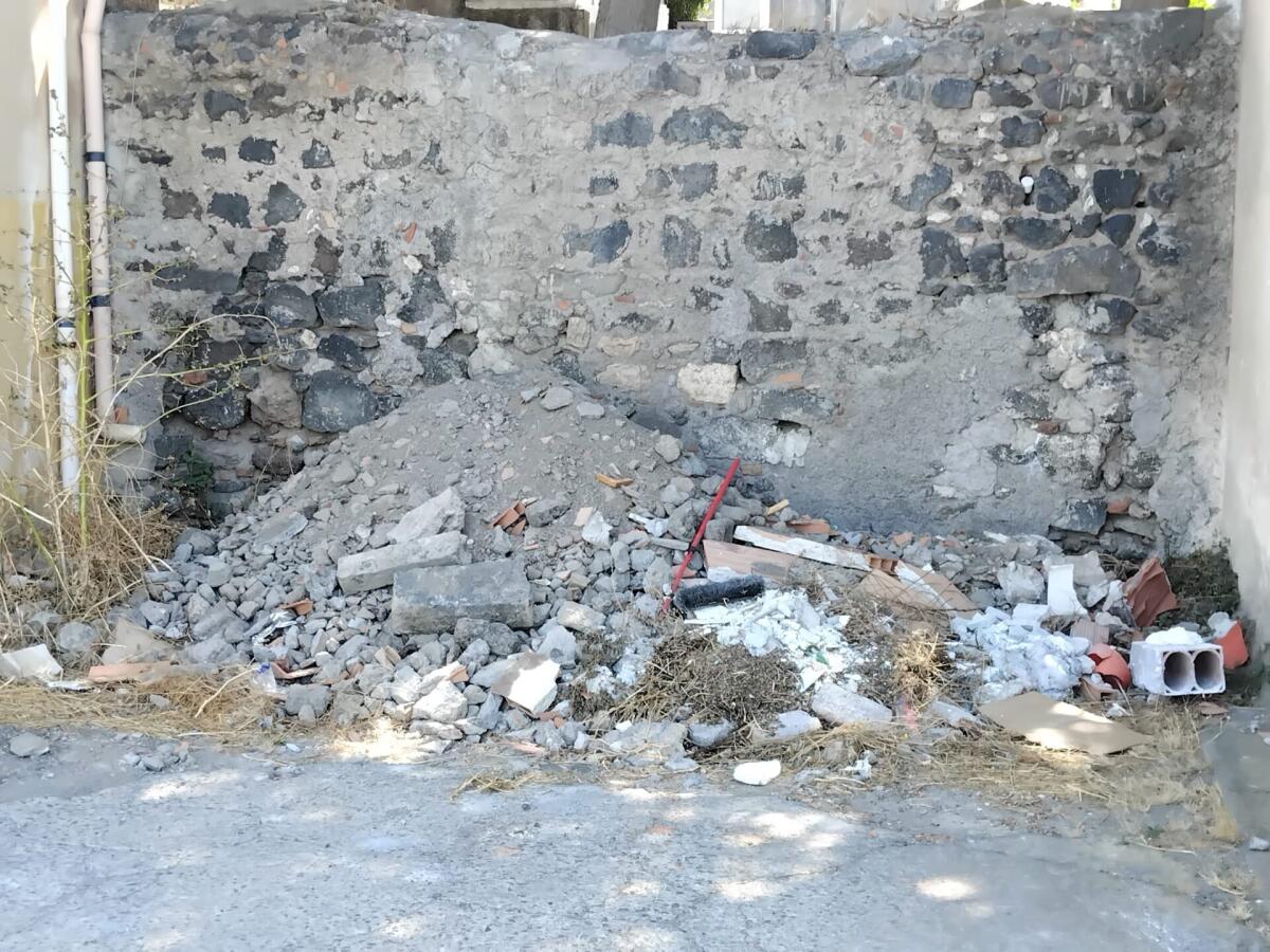 PATERNÒ, LA DENUNCIA DI UNA LETTRICE: "CIMITERO NEL DEGRADO, VETRI ROTTI E FURTI DI PIANTE E BOTTIGLIE" - 