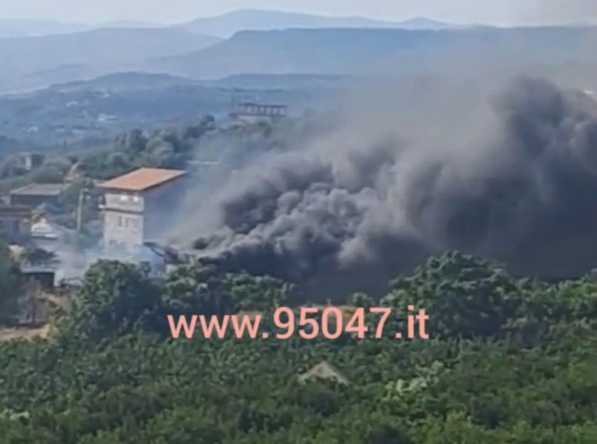 PATERNO'. AGGIORNAMENTO: INCENDIO COLPISCE DEPOSITO AGRICOLO, VVF SUL POSTO SI ALZA UNA DENSA NUBE NERA - 