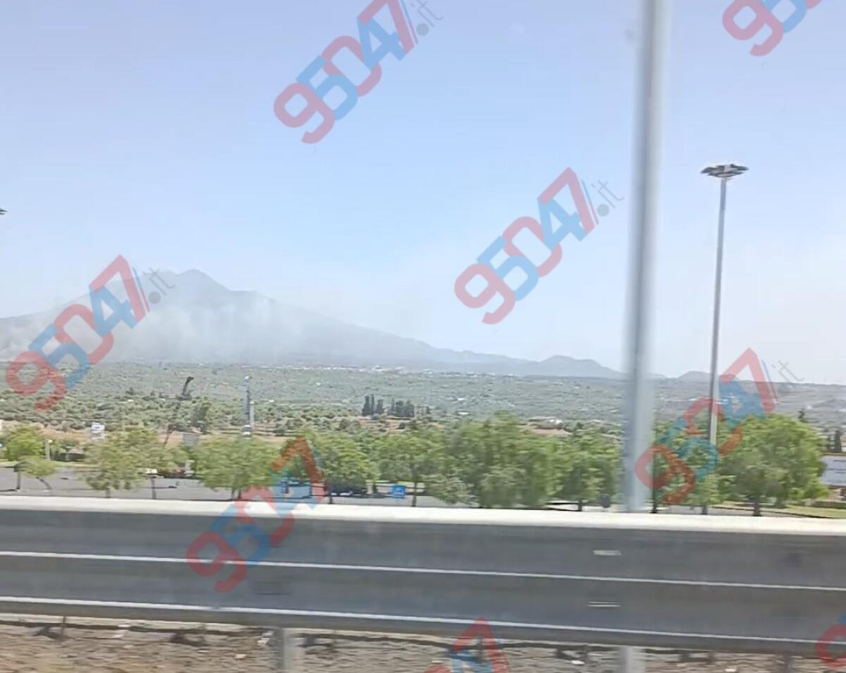 VASTO INCENDIO A BELPASSO – ‘NON INTRALCIATE I SOCCORSI’ L’APPELLO URGENTE DELLA PROTEZIONE CIVILE - 