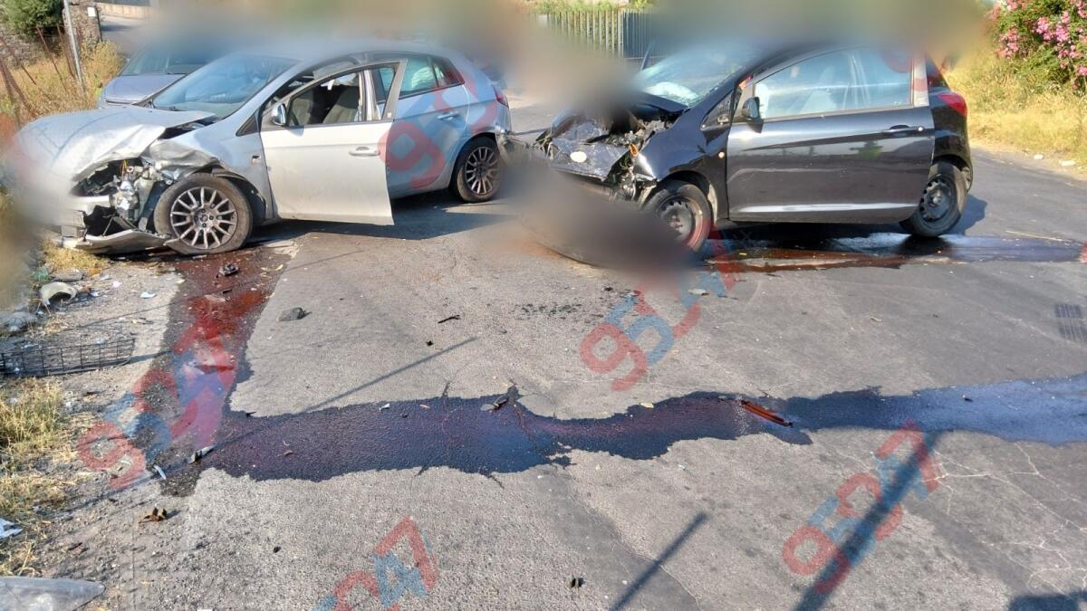 BELPASSO. SCONTRO TRA DUE AUTO SULLA SP3: UNO DEI VEICOLI FINISCE CONTRO UN MURETTO, FERITI - 