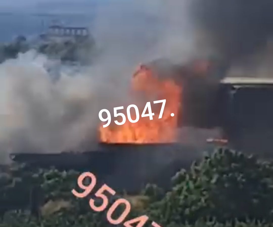 INCENDIO A PATERNÒ, FIAMME DEVASTANO DUE CAPANNONI: INTOSSICATI DUE POMPIERI