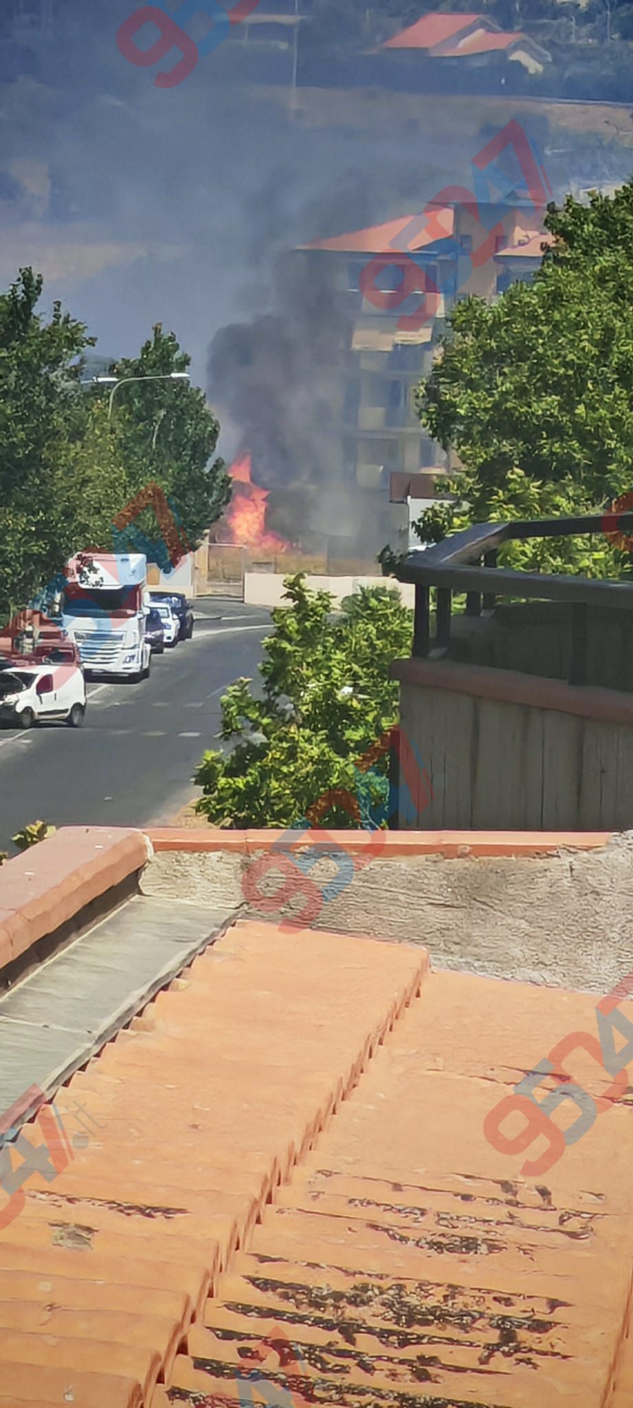 PATERNÒ, CANADAIR IN AZIONE SU VIA MONGIBELLO: INCENDI ANCHE A PONTE BARCA E SCALILLI