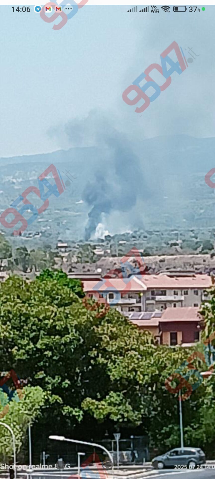 PATERNÒ, CONTRADA SCALILLI IN FIAMME: VASTO INCENDIO TUTT’ORA IN CORSO, MINACCIATI I CASOLARI, FUMO VISIBILE A DISTANZA