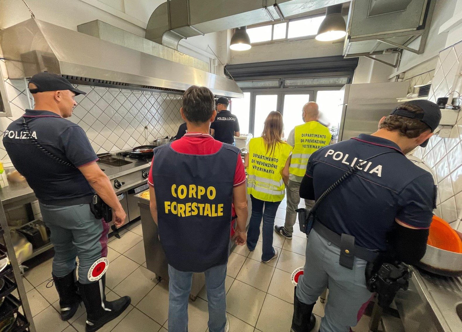 Nicolosi, irregolarità in due ristoranti: cibo non tracciato e lavoro nero, multe per 44mila euro