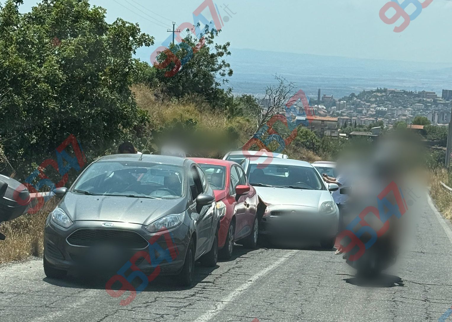 PATERNO'- TAMPONAMENTO A CATENA IN VIA MONGIBELLO: QUATTRO  AUTO COINVOLTE