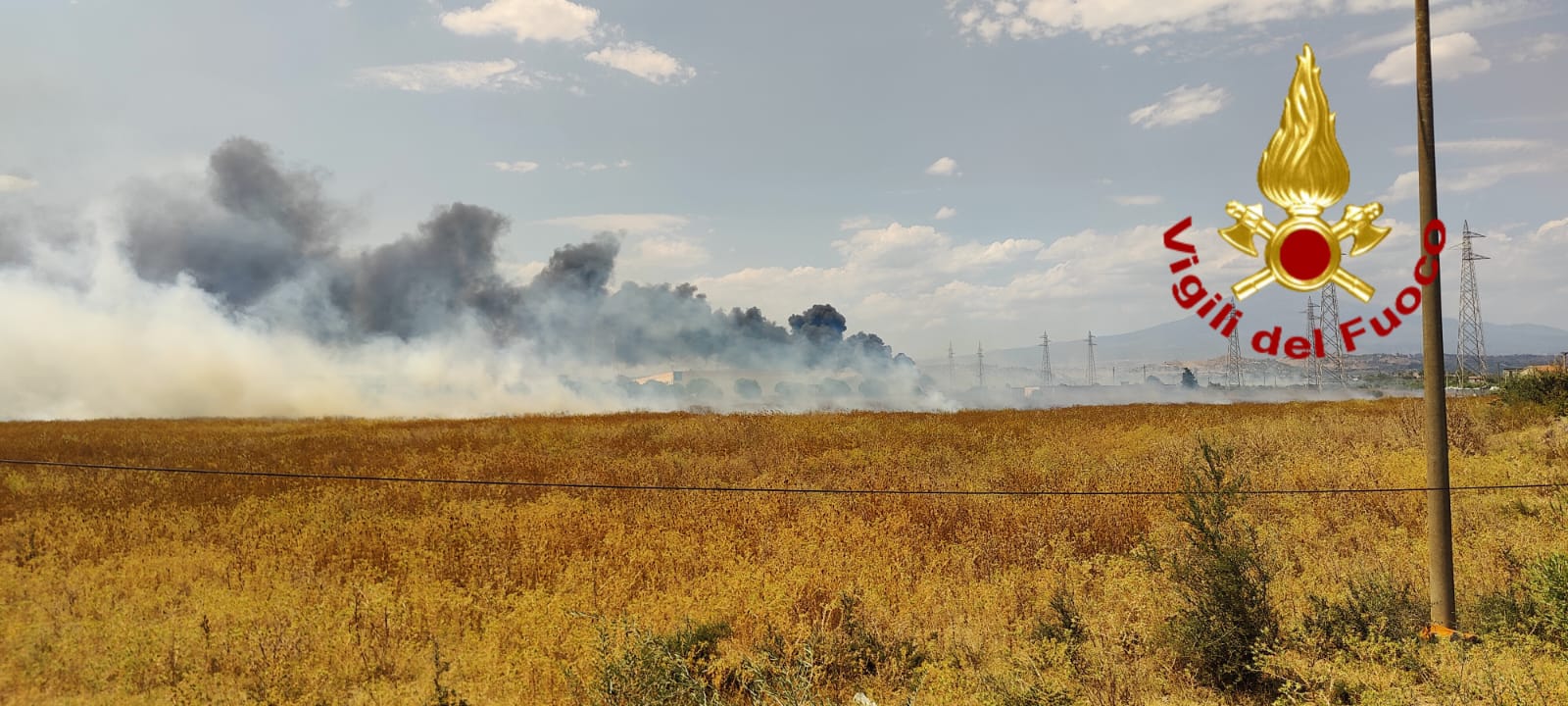 CATANIA, INCENDI NELLA ZONA SUD: ELICOTTERO IN AZIONE E CAPANNONI MINACCIATI