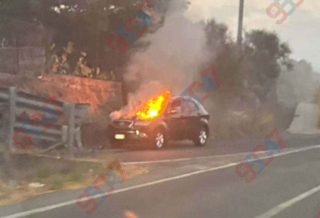 PAURA NELLA SERATA DI OGGI: AUTO PRENDE FUOCO NEI PRESSI DEL "PONTE DI CURRUNI", VIGILI DEL FUOCO SUL POSTO E RAMPA CHIUSA