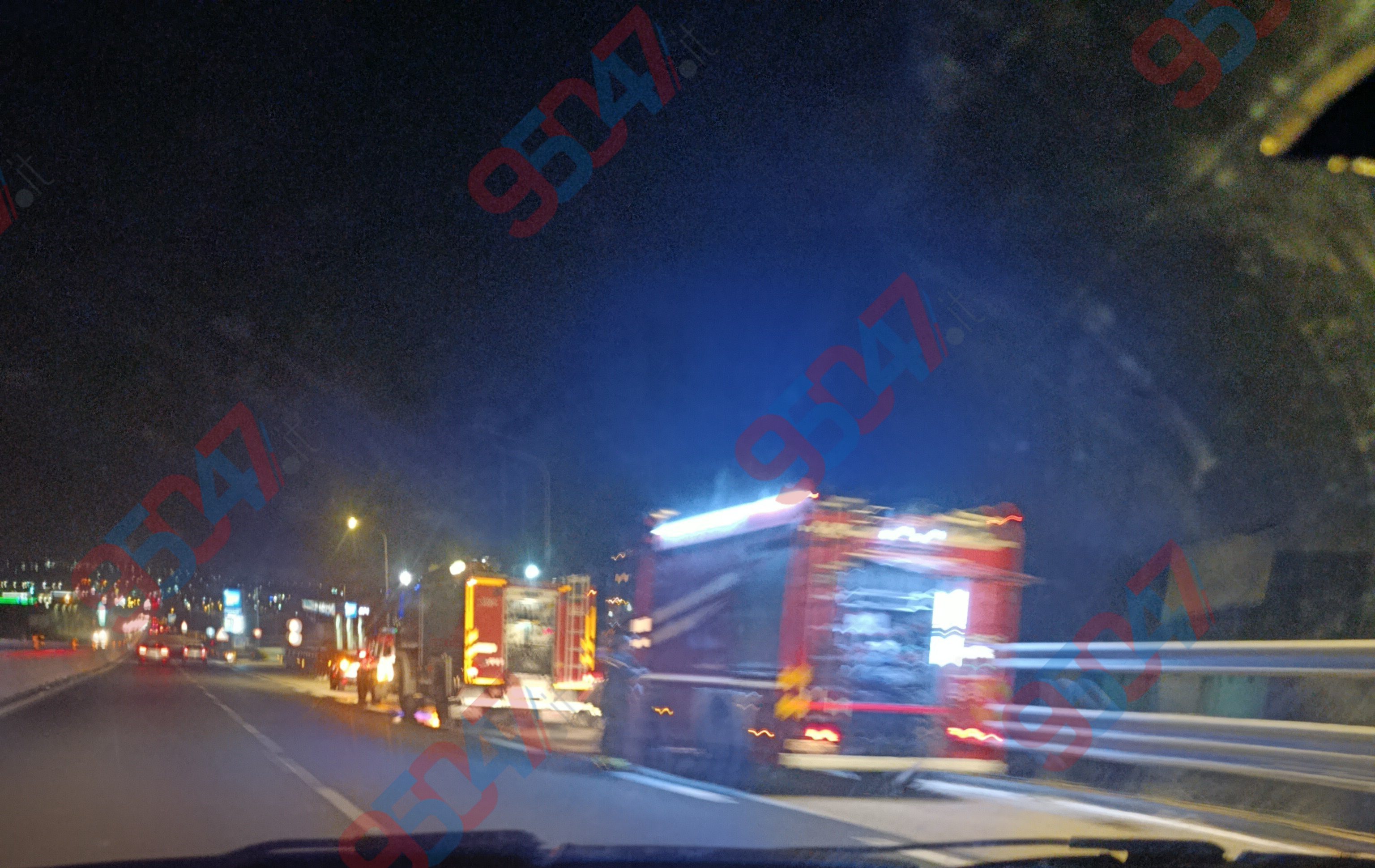 INCENDIO DI VASTE DIMENSIONI LUNGO LA SS 121 TRA PALAZZOLO E CATANIA: TRAFFICO RALLENTATO E VISIBILITÀ RIDOTTA