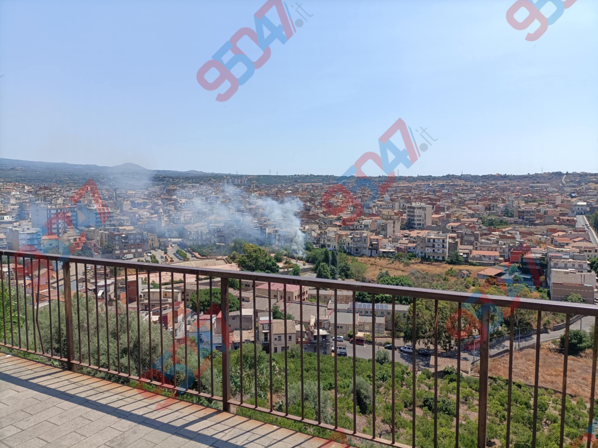 INCENDIO IN ZONA PIAZZA NINO LA RUSSA A PATERNÒ: FUMO VISIBILE DA LONTANO