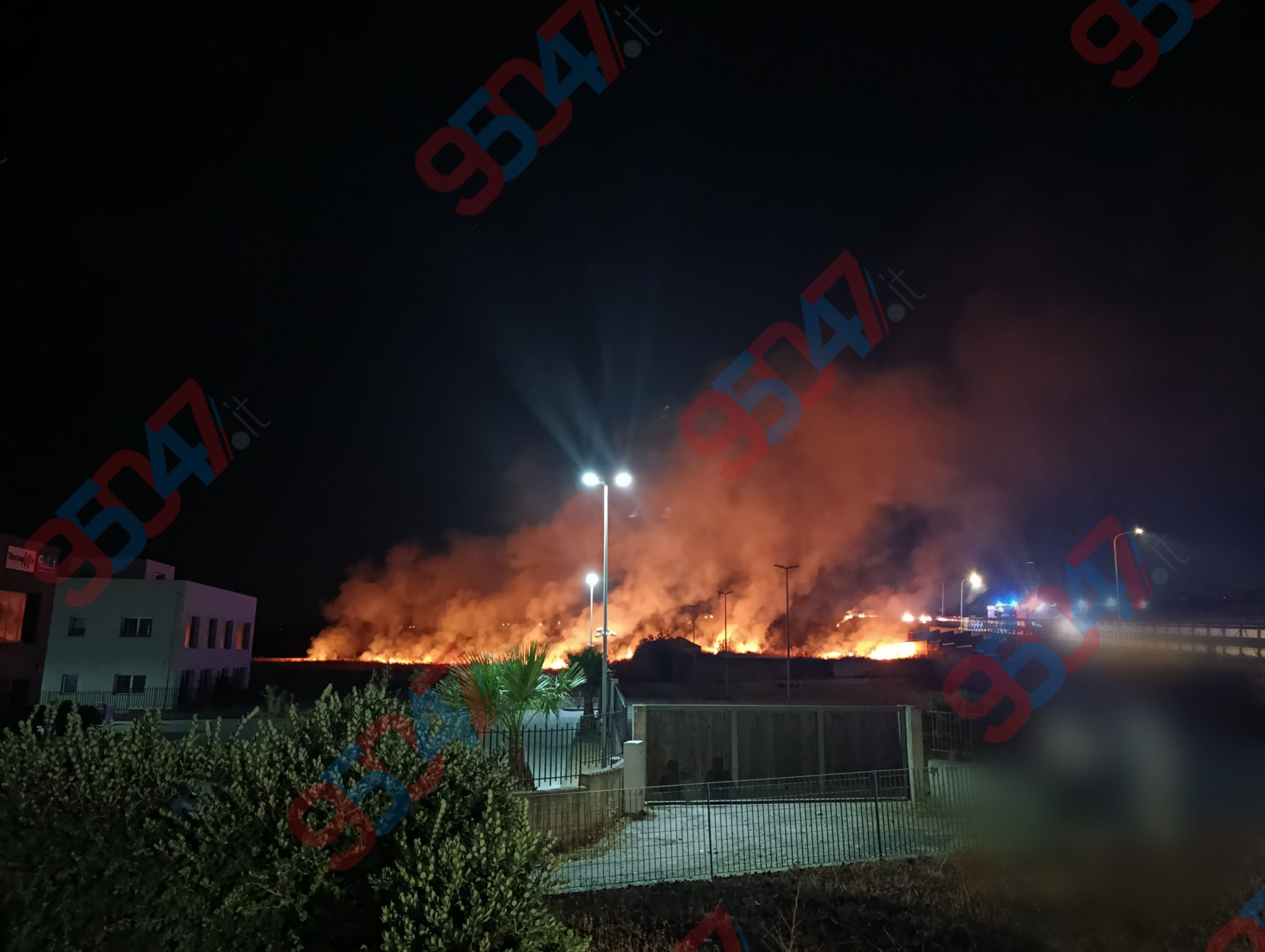 INCENDIO VICINO ETNAPOLIS: FIAMME MINACCIANO DISTRIBUTORE E CAPANNONI, NOTTE DI PAURA A BELPASSO