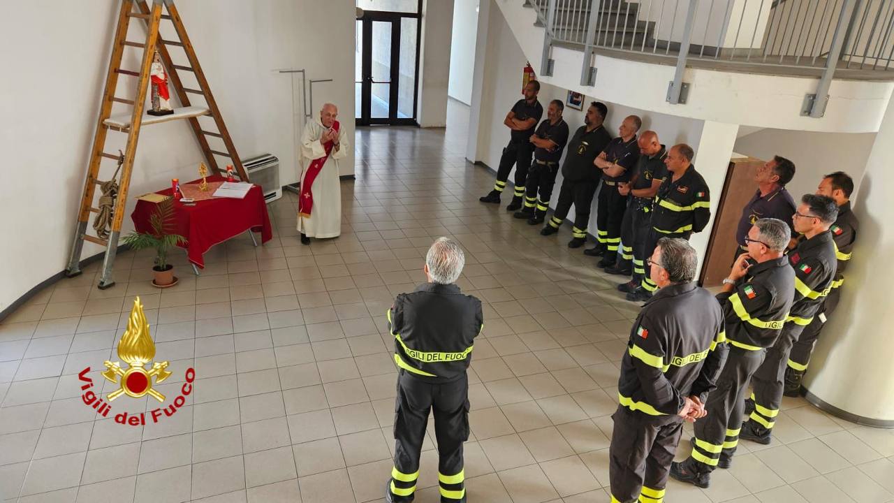 SANTA BARBARA VISITA I SUOI FIGLI IN DIVISA DEI VIGILI DEL FUOCO AI DISTACCAMENTI DI CATANIA NORD E SUD