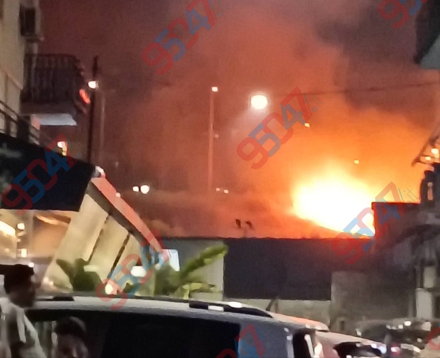 Catania, incendio di sterpaglie in corso a Ognina: vigili del fuoco al lavoro