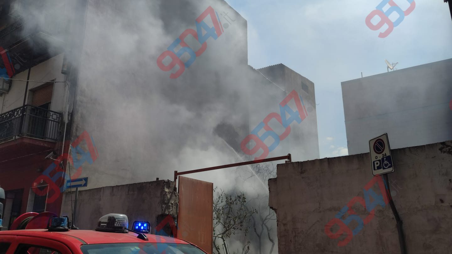PATERNÒ, PAURA IN VIA CIRCONVALLAZIONE: INCENDIO NEL CORTILE DI UN’ABITAZIONE, FUMO VISIBILE A CHILOMETRI DI DISTANZA