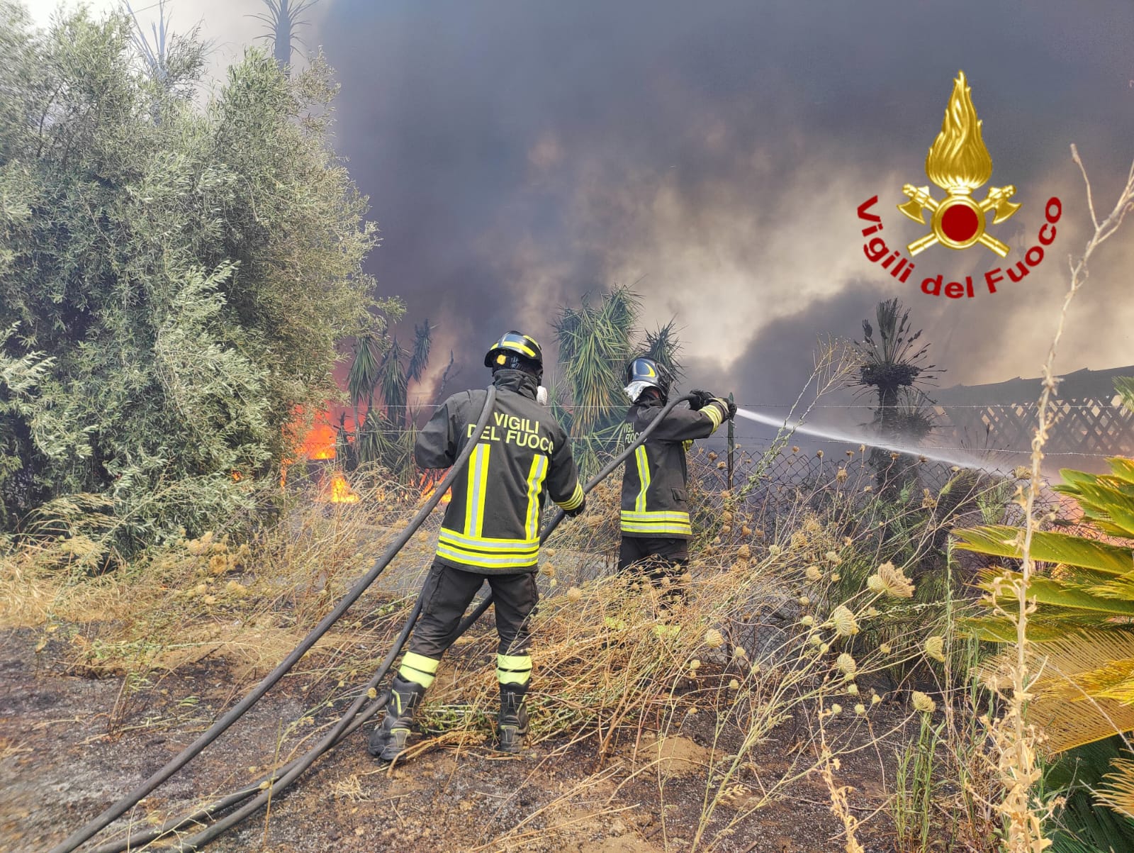 CATANIA, INCENDI NELLA ZONA SUD: ELICOTTERO IN AZIONE E CAPANNONI MINACCIATI