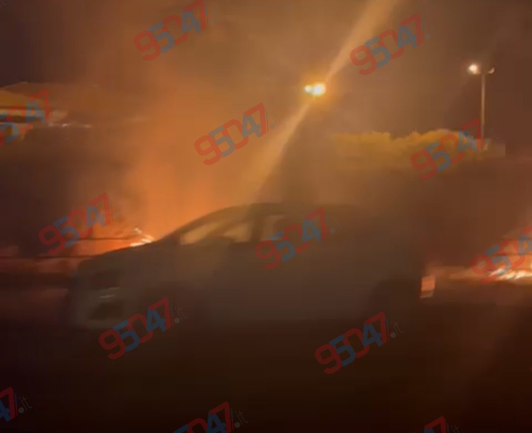 STERPAGLIE IN FIAMME A PATERNÒ, ATTIMI DI PAURA NELLA NOTTE IN VIA DEI PLATANI