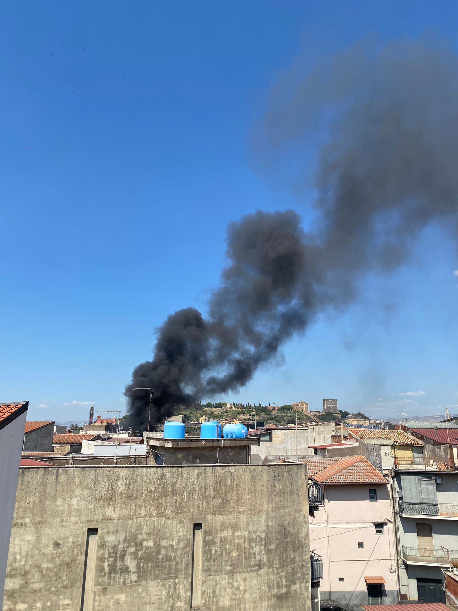 PAURA A PATERNÒ: ESPLODE UN INCENDIO IN CORTILE, FIAMME E FUMO NERO.