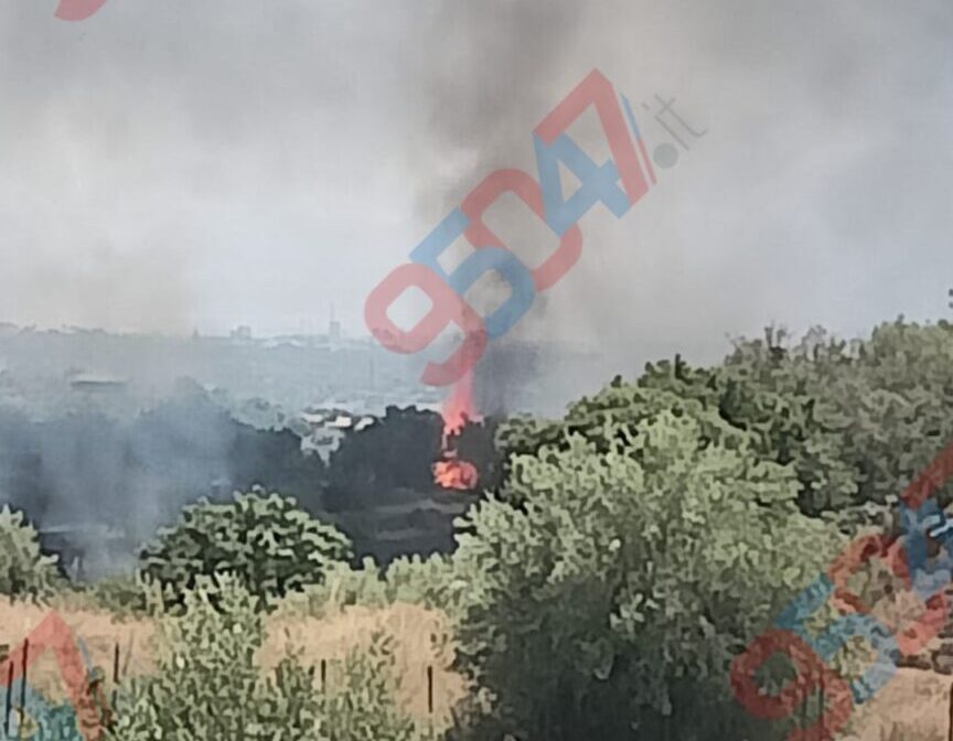 PATERNÒ, CONTRADA SCALILLI IN FIAMME: VASTO INCENDIO TUTT’ORA IN CORSO, MINACCIATI I CASOLARI, FUMO VISIBILE A DISTANZA