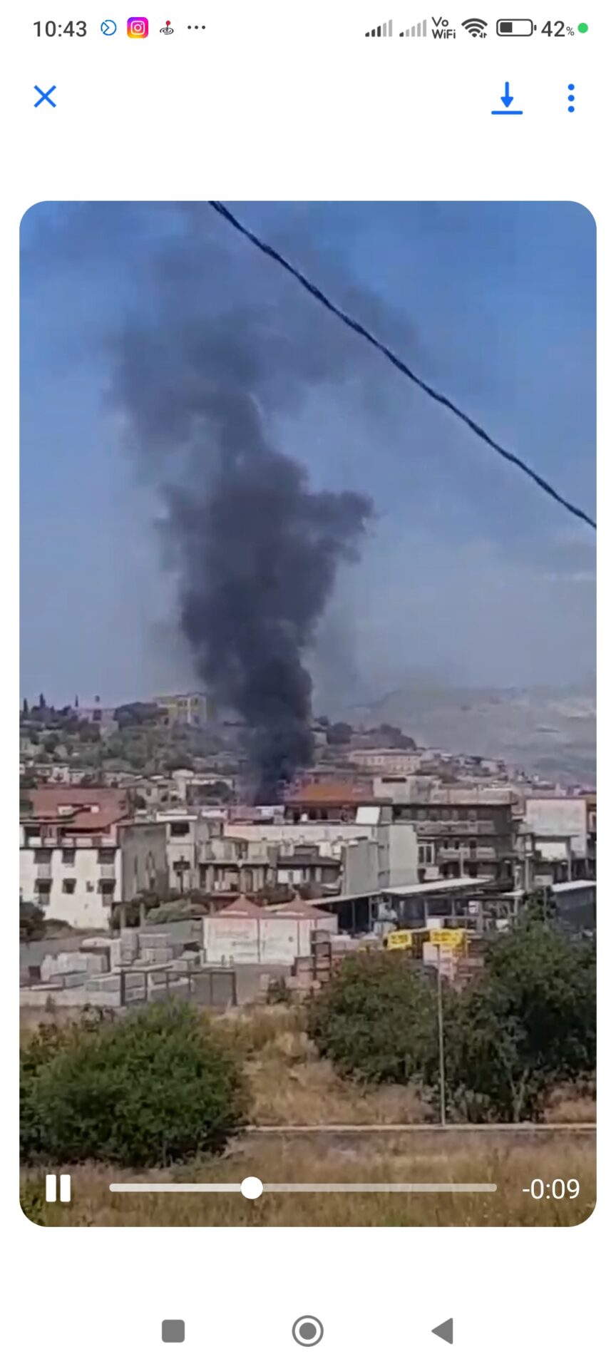 PATERNÒ, PAURA IN VIA CIRCONVALLAZIONE: INCENDIO NEL CORTILE DI UN’ABITAZIONE, FUMO VISIBILE A CHILOMETRI DI DISTANZA