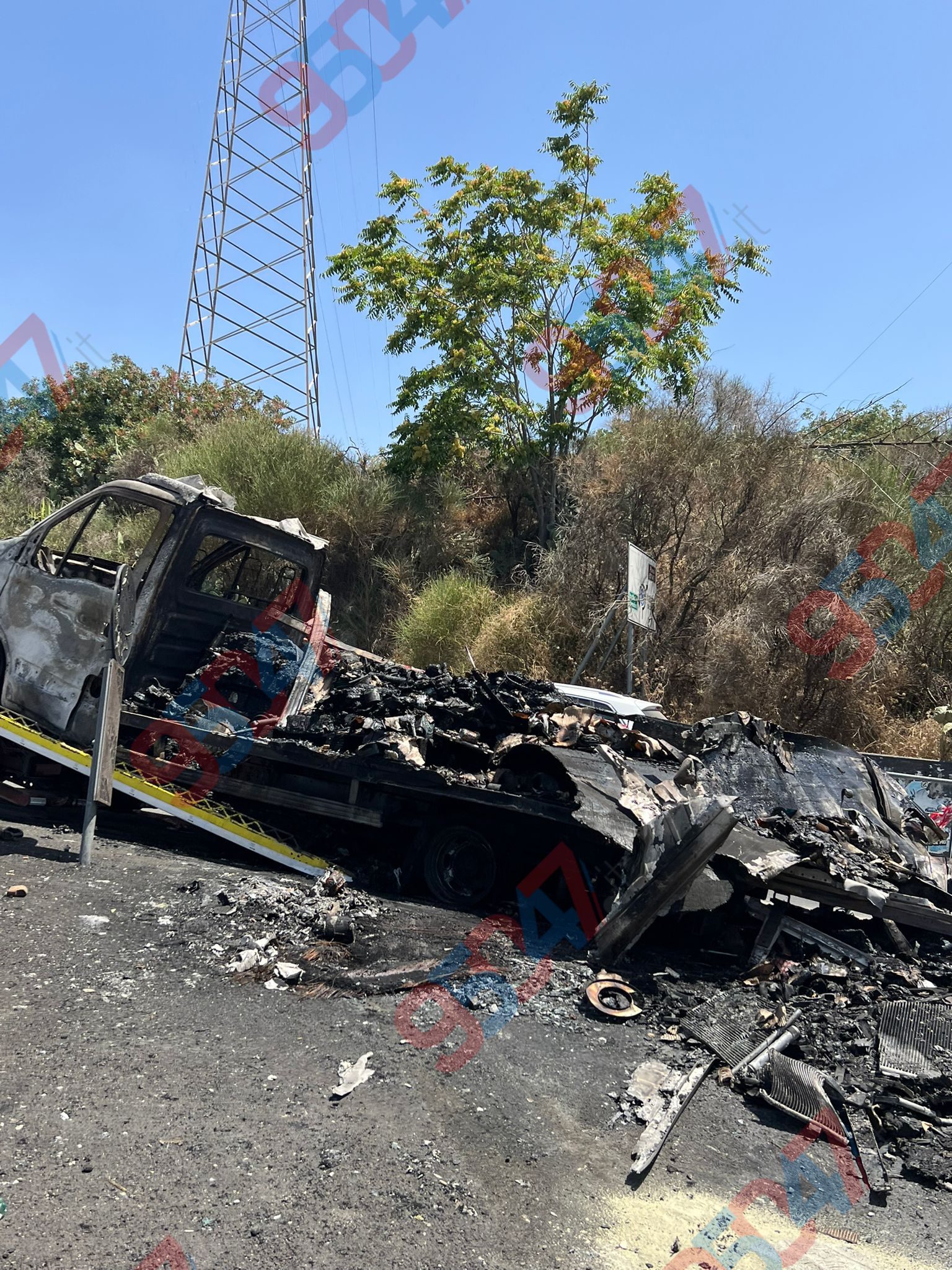FURGONE IN FIAMME A GRAVINA, PAURA E TRAFFICO IN TILT ALLO SVINCOLO