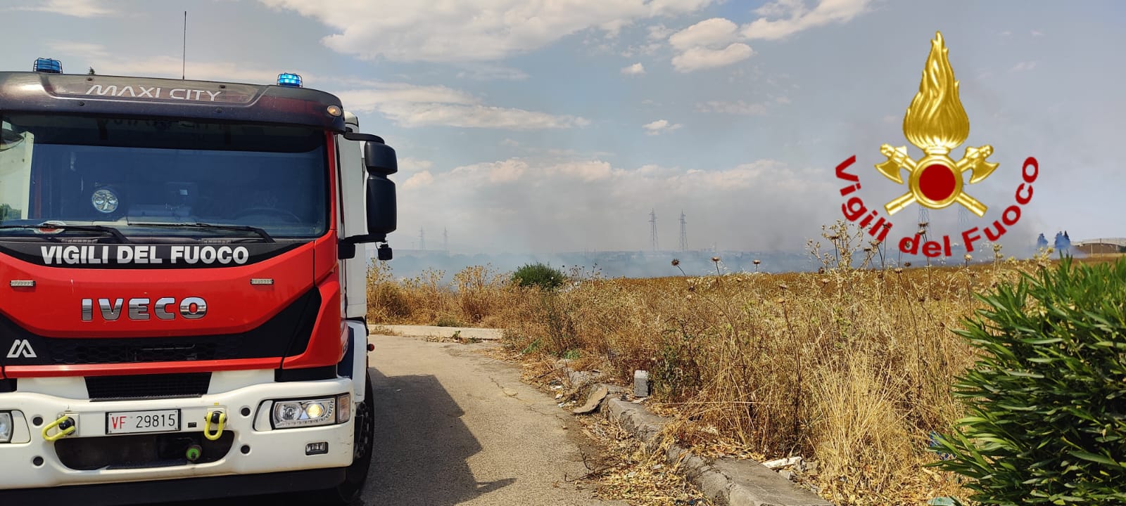 CATANIA, INCENDI NELLA ZONA SUD: ELICOTTERO IN AZIONE E CAPANNONI MINACCIATI