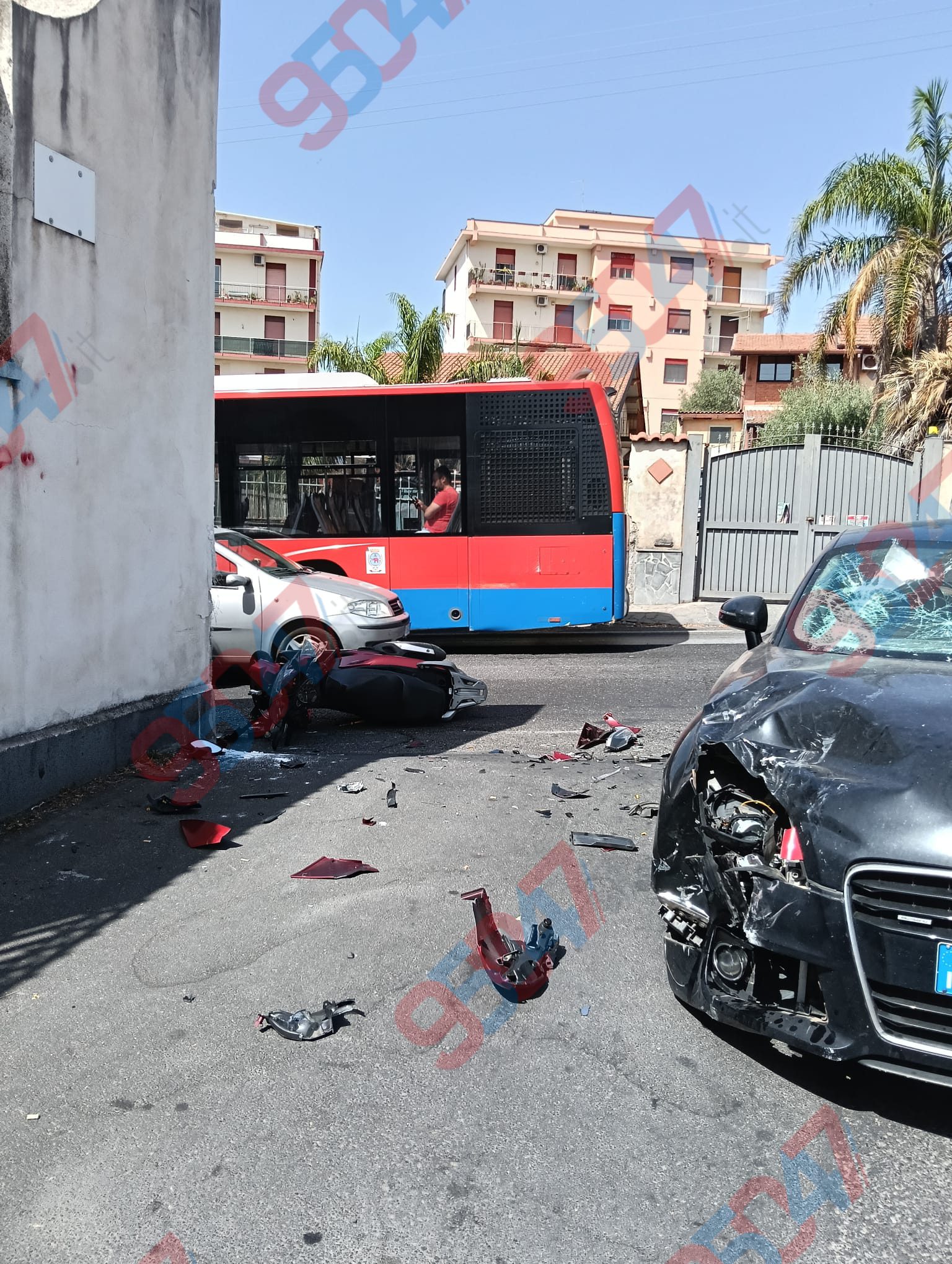 CATANIA, INCIDENTE TRA SCOOTER E AUTO IN VIA GALERMO: FERITO UN CENTAURO