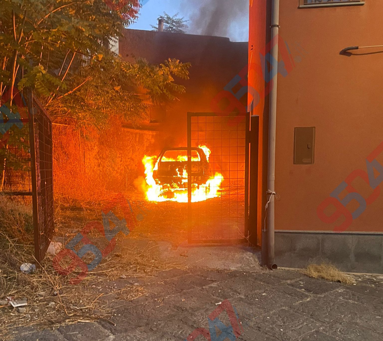 Paura a Paternò: Auto in fiamme all’alba in via Moncada