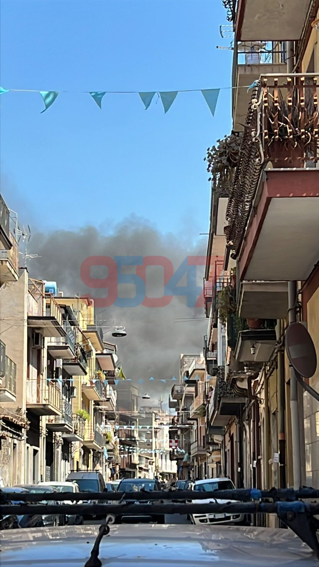 PATERNÒ, PAURA IN VIA CIRCONVALLAZIONE: INCENDIO NEL CORTILE DI UN’ABITAZIONE, FUMO VISIBILE A CHILOMETRI DI DISTANZA