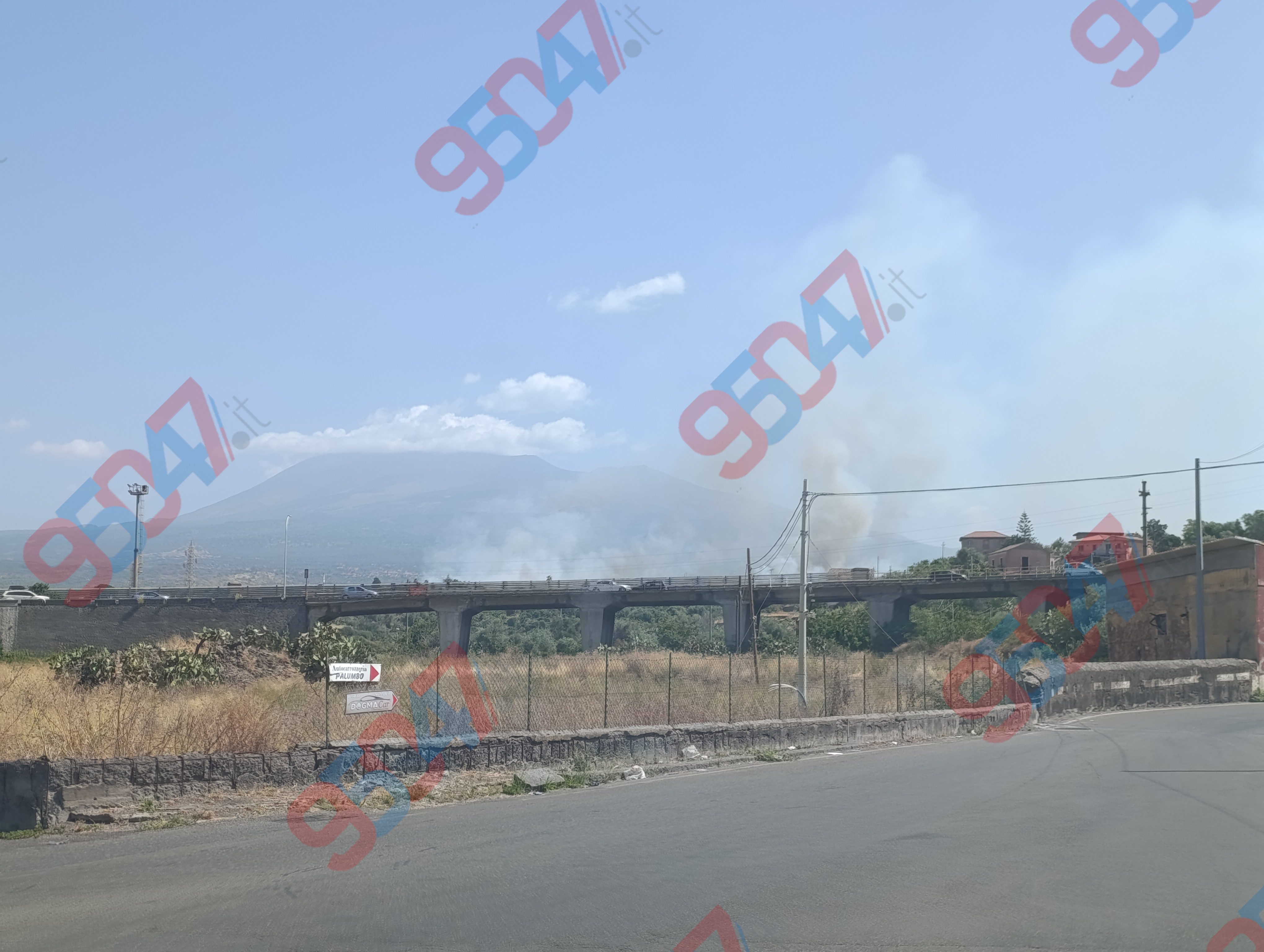 VASTO INCENDIO IN CORSO IN SONA SCALILLI : STERPAGLIE IN FIAMME