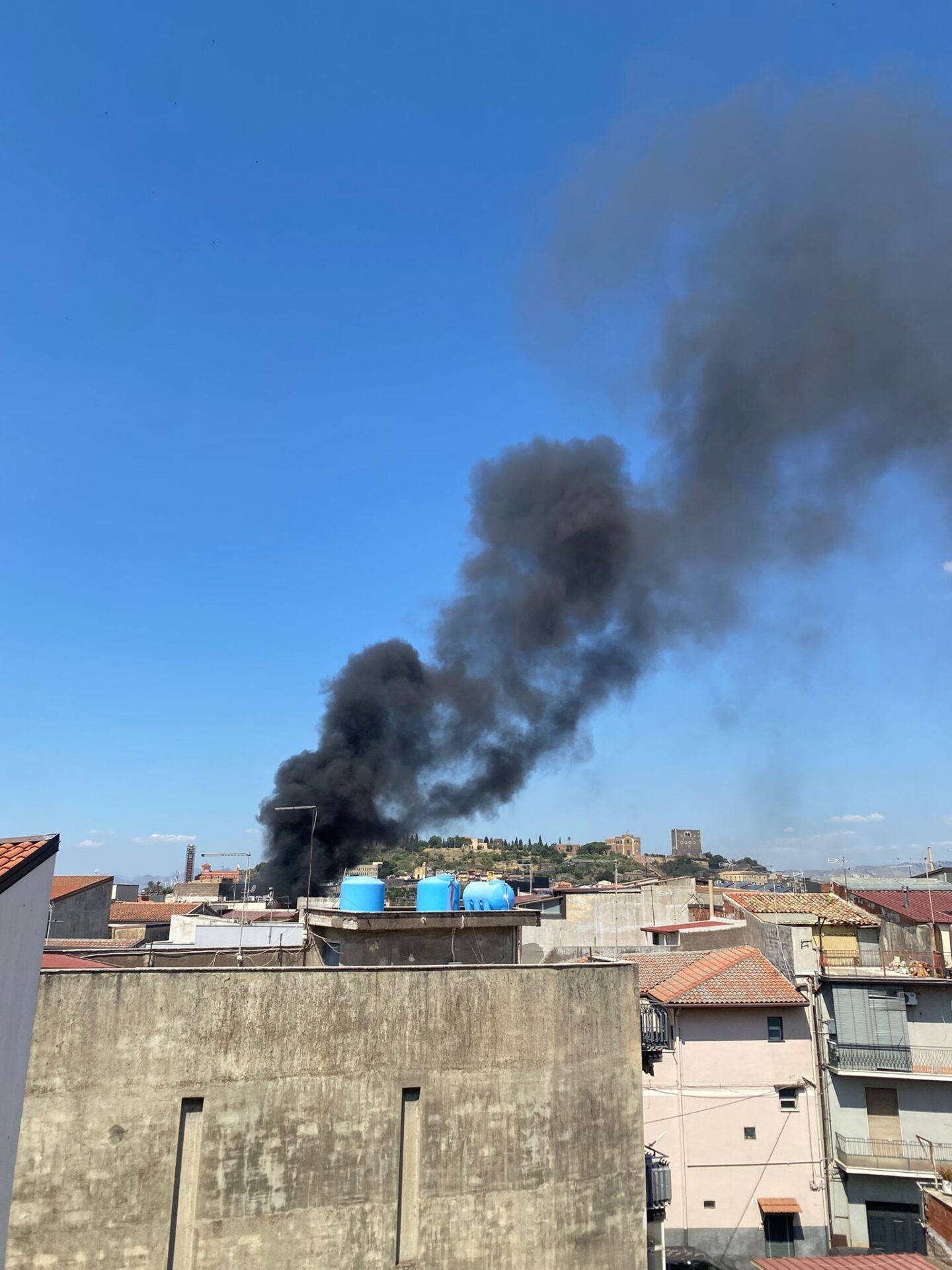 PATERNÒ, PAURA IN VIA CIRCONVALLAZIONE: INCENDIO NEL CORTILE DI UN’ABITAZIONE, FUMO VISIBILE A CHILOMETRI DI DISTANZA