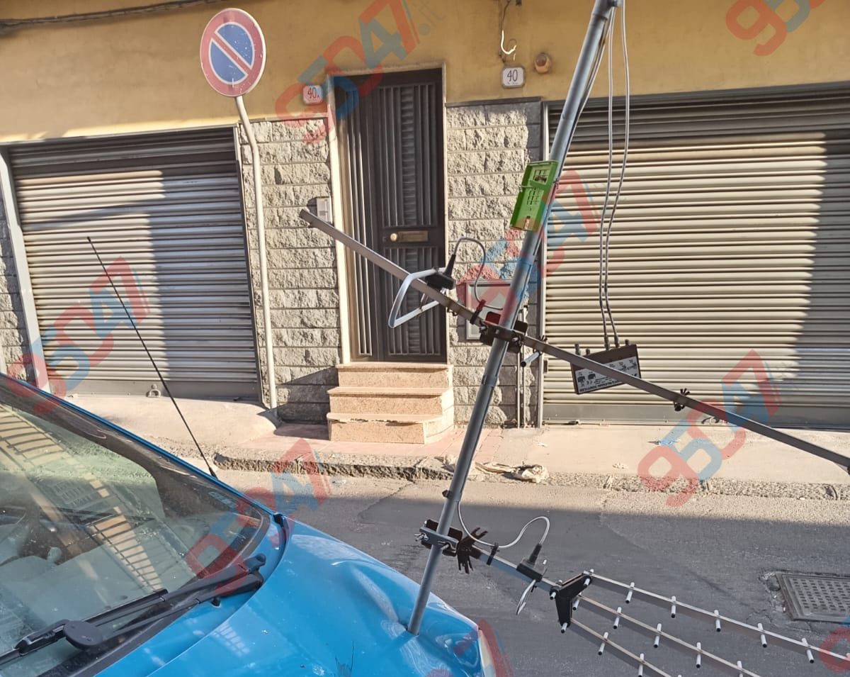 PATERNÒ, ANTENNA CADE DA UN TETTO E INFILZA UN’AUTO IN VIA FIUME: TRAGEDIA SFIORATA