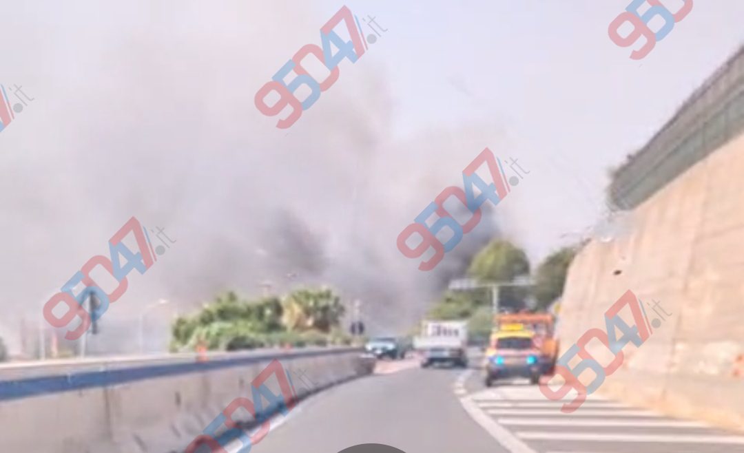 MEZZO PESANTE INCASTRATO SOTTO PONTE DELLO DELLO SVINCOLO PATERNO' CENTRO : ANCORA CHIUSO LO SVINCOLO