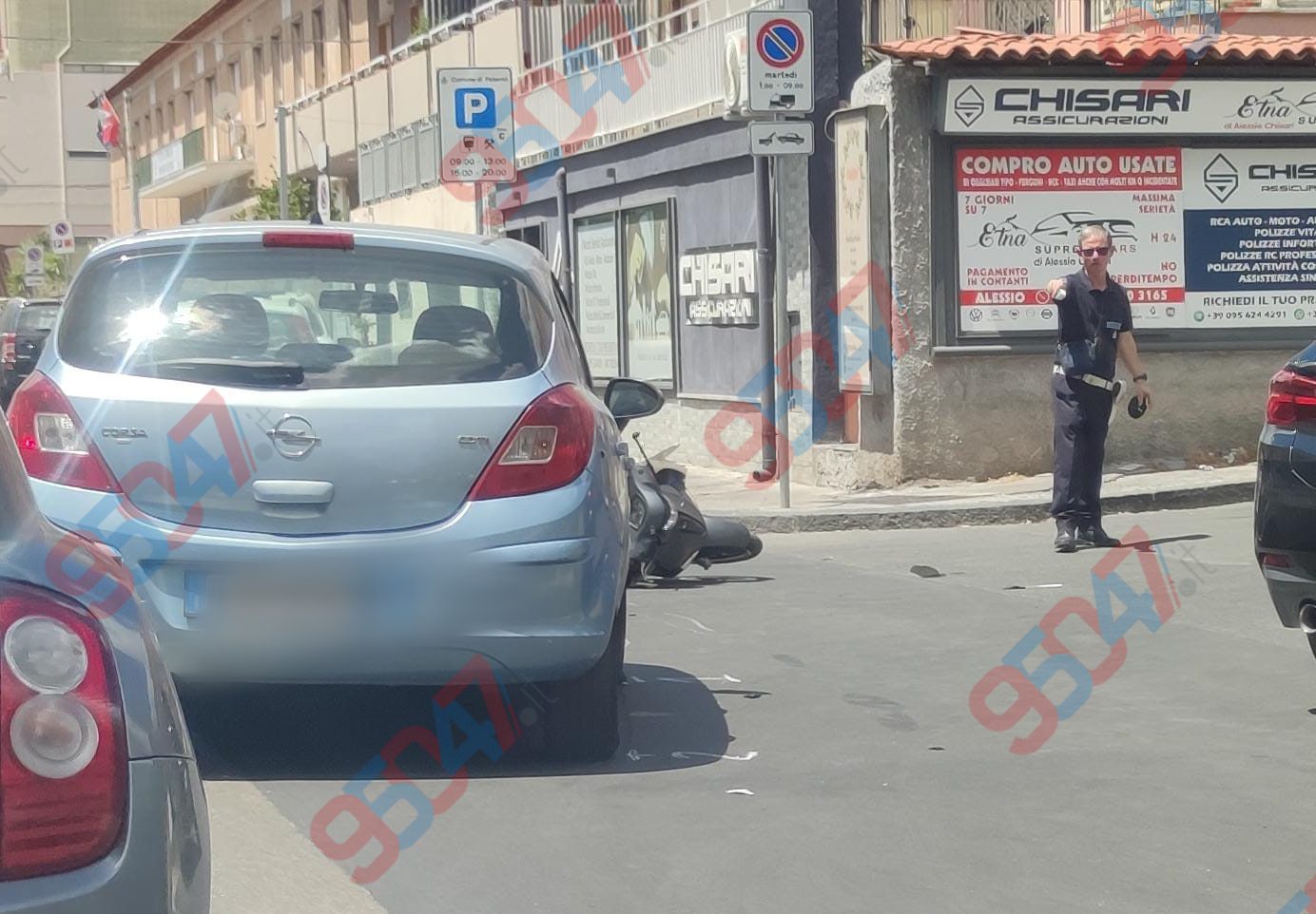GRAVE INCIDENTE A PATERNÒ IN VIA EMANUELE BELLIA: COINVOLTI AUTO E SCOOTER, FERITO UN MOTOCICLISTA