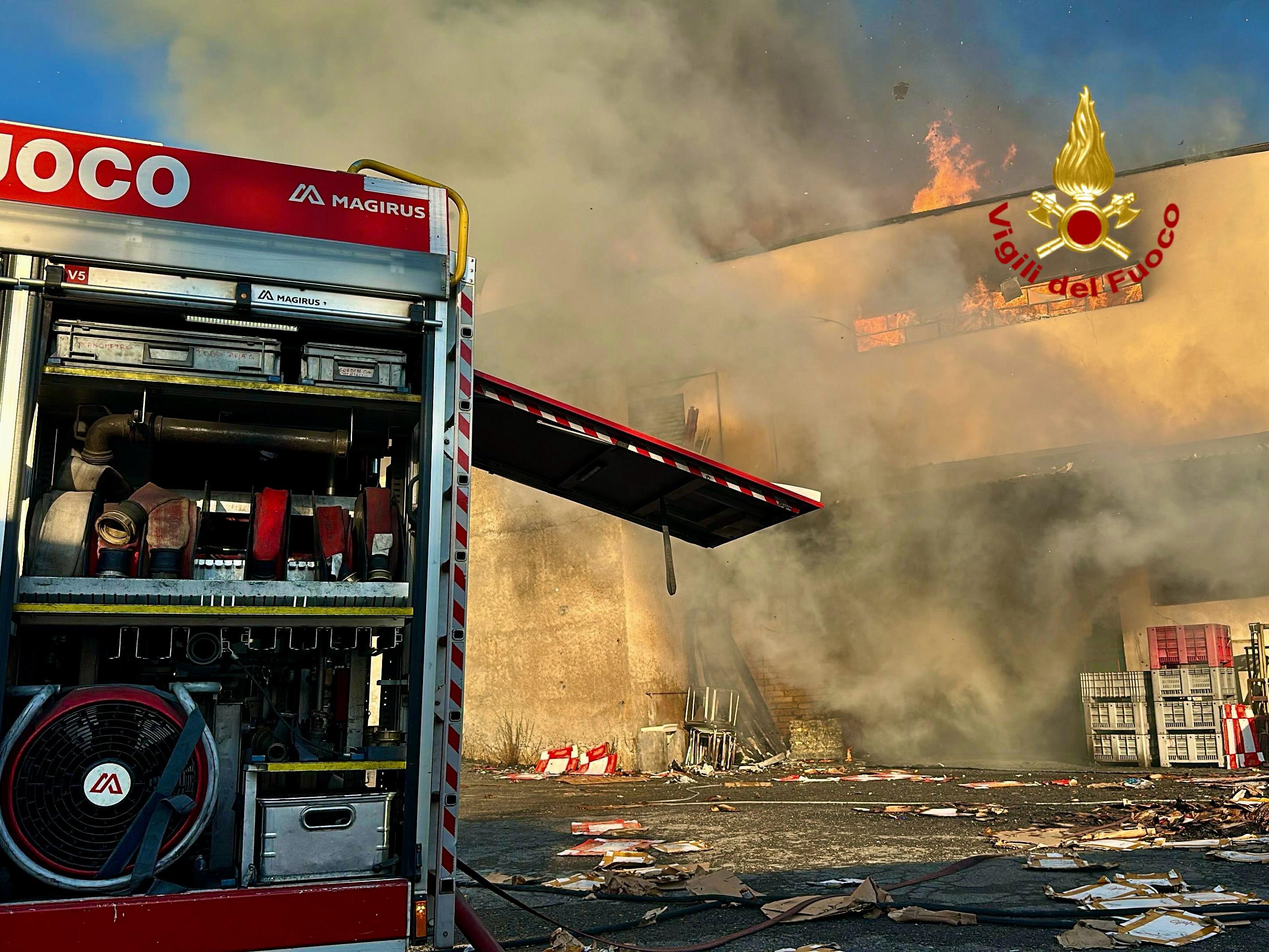 INCENDIO A PATERNÒ, FIAMME DEVASTANO DUE CAPANNONI: INTOSSICATI DUE POMPIERI