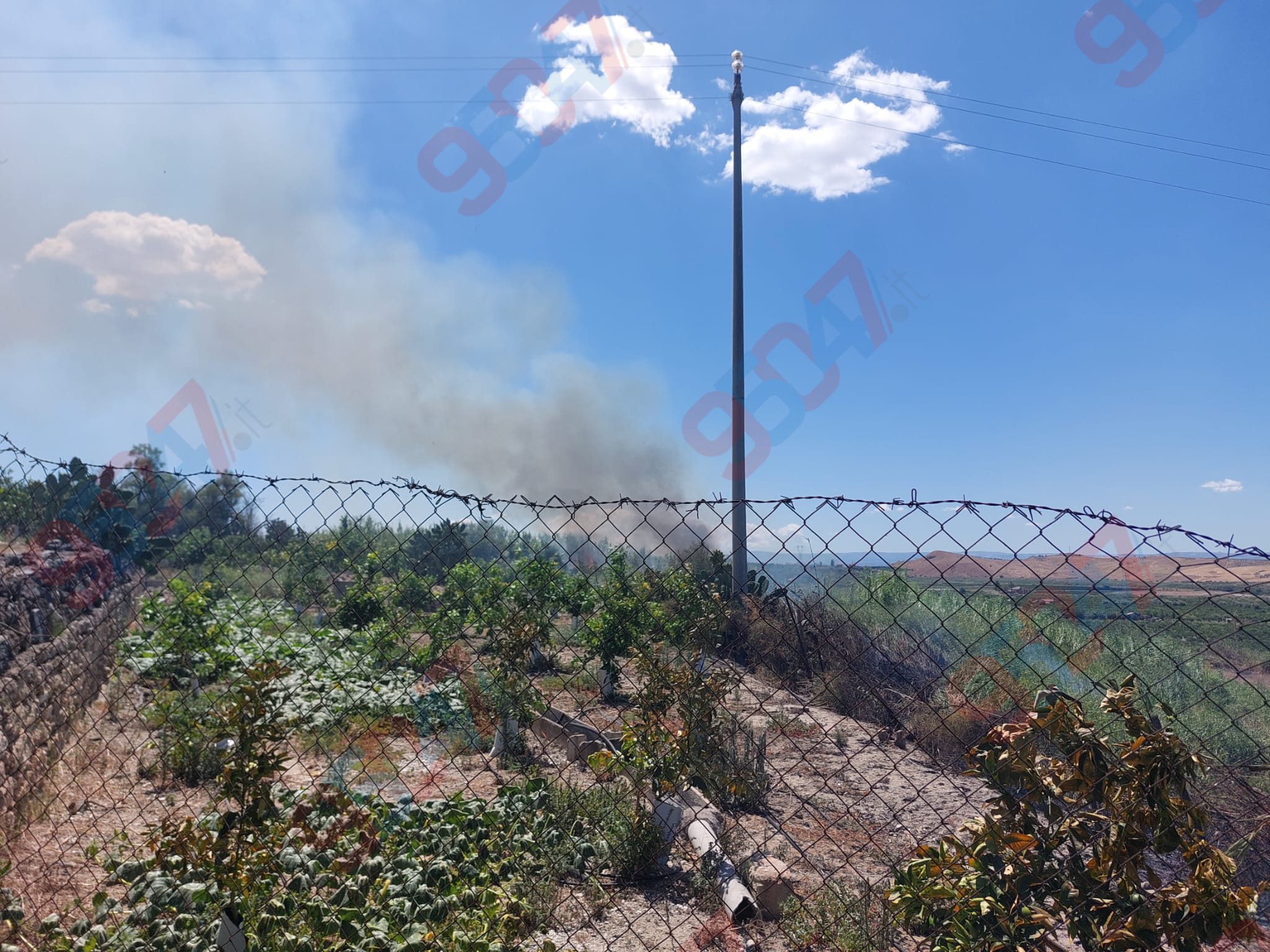 VASTO INCENDIO A PATERNÒ: FIAMME IN ZONA PONTE BARCA, RICHIESTO L’INTERVENTO AEREO