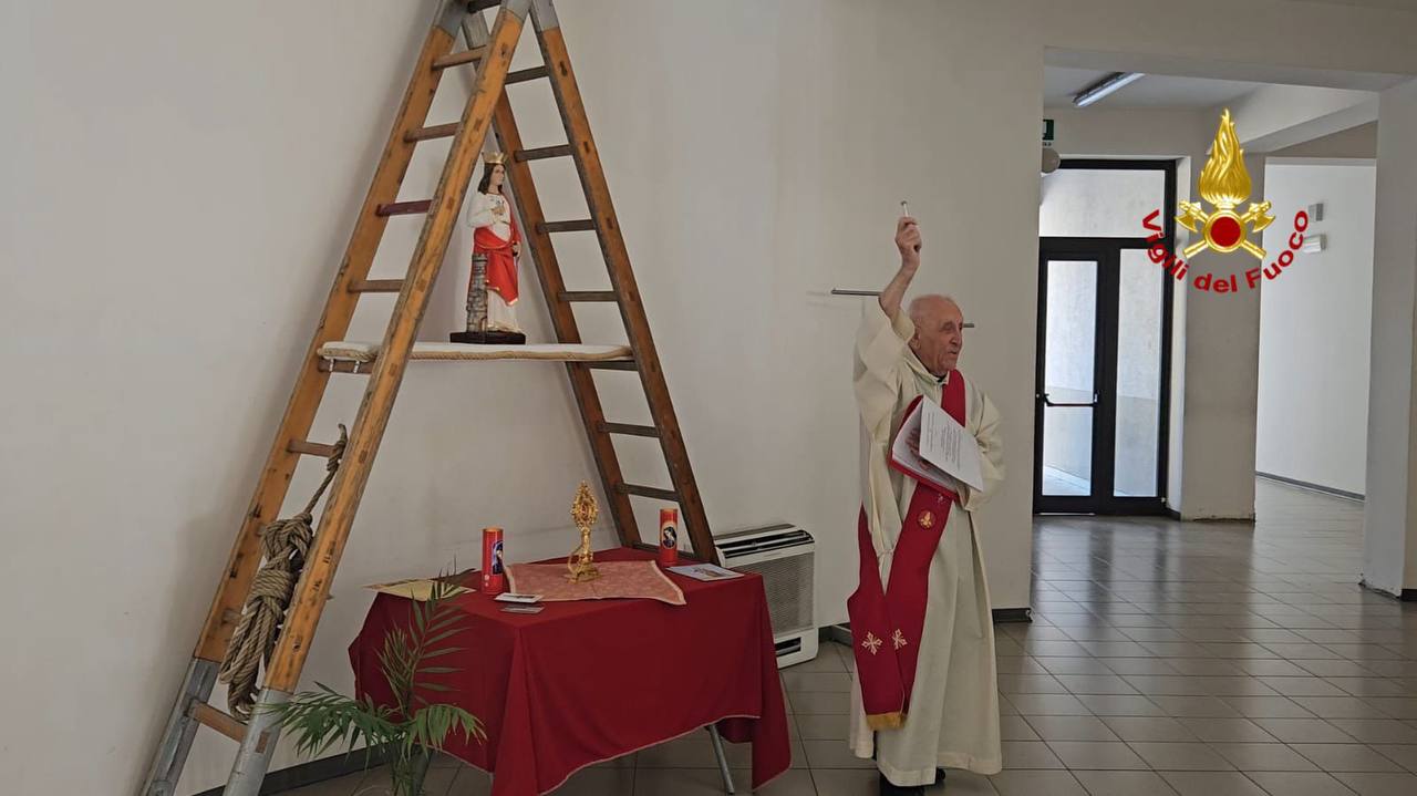 SANTA BARBARA VISITA I SUOI FIGLI IN DIVISA DEI VIGILI DEL FUOCO AI DISTACCAMENTI DI CATANIA NORD E SUD