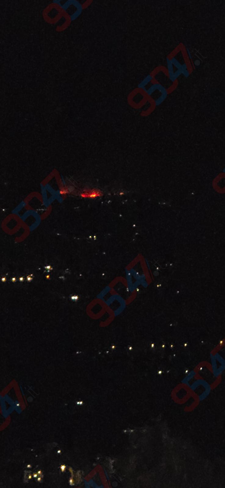 VASTO INCENDIO ANCORA IN CORSO TRA BIANCAVILLA E RAGALNA: SCOUT MESSI IN SALVO, LE FIAMME MINACCIANO LE ABITAZIONI