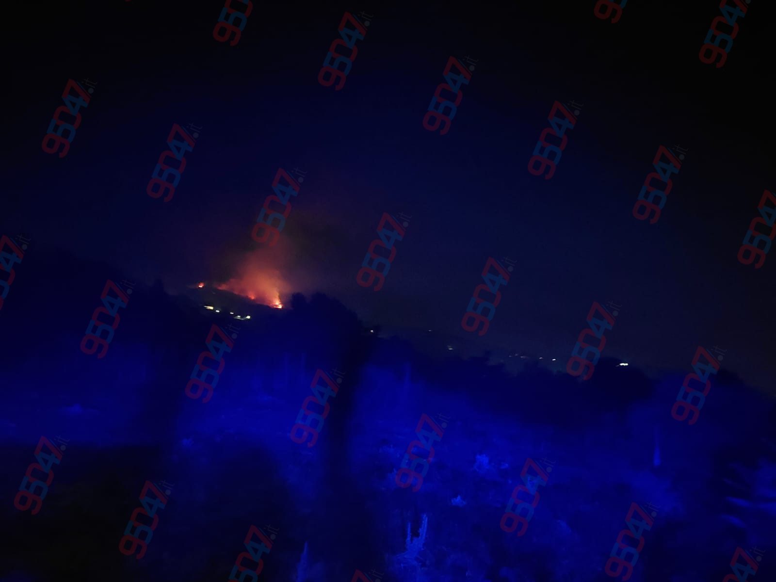 VASTO INCENDIO ANCORA IN CORSO TRA BIANCAVILLA E RAGALNA: SCOUT MESSI IN SALVO, LE FIAMME MINACCIANO LE ABITAZIONI