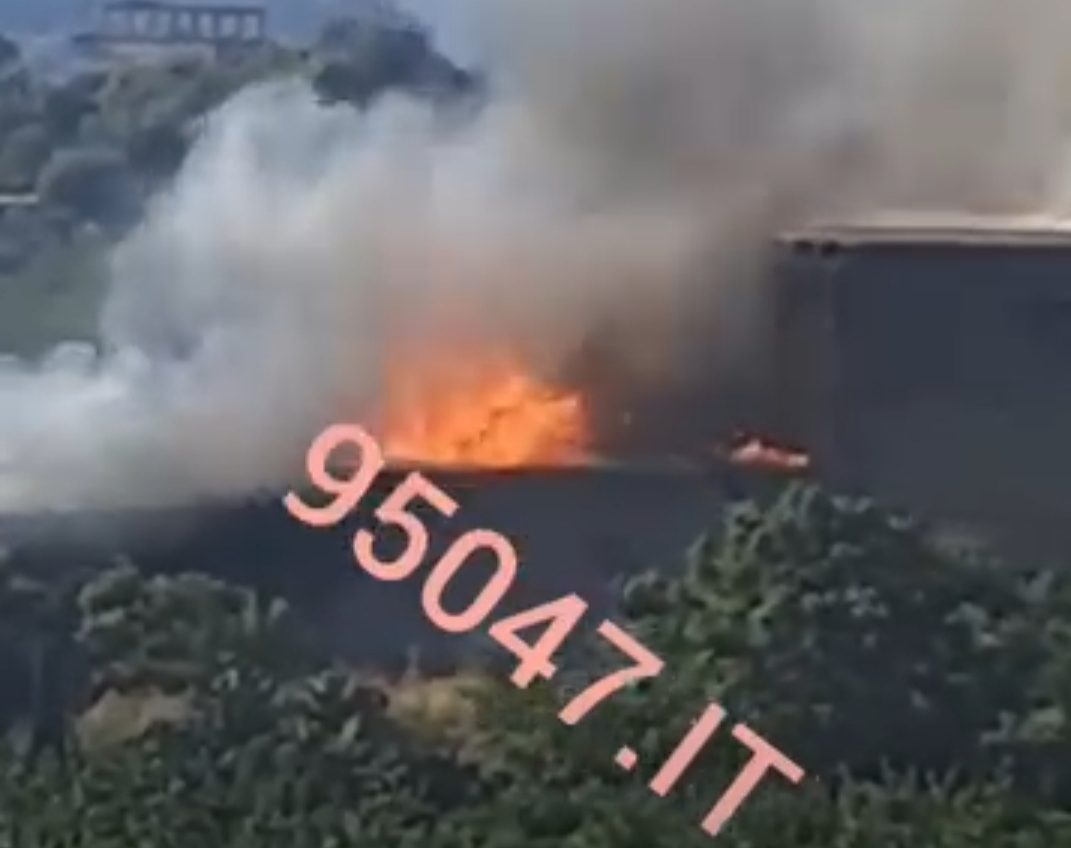 INCENDIO A PATERNÒ, FIAMME DEVASTANO DUE CAPANNONI: INTOSSICATI DUE POMPIERI