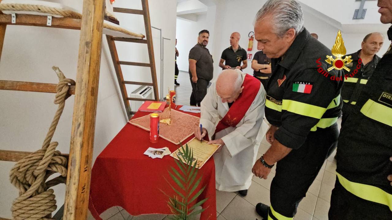 SANTA BARBARA VISITA I SUOI FIGLI IN DIVISA DEI VIGILI DEL FUOCO AI DISTACCAMENTI DI CATANIA NORD E SUD