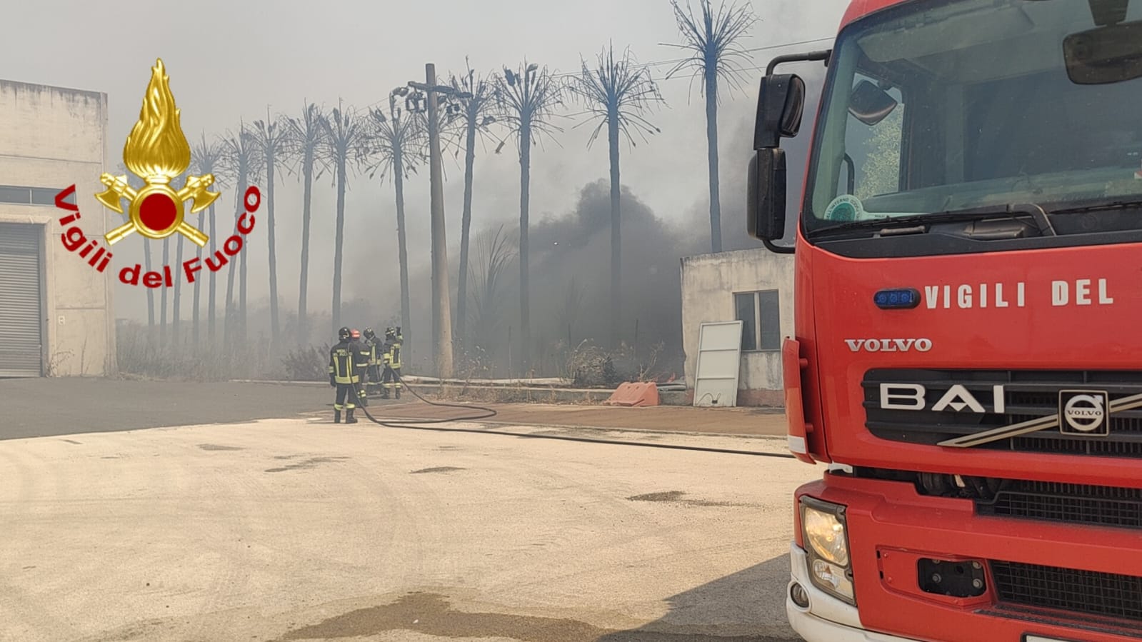 CATANIA, INCENDI NELLA ZONA SUD: ELICOTTERO IN AZIONE E CAPANNONI MINACCIATI