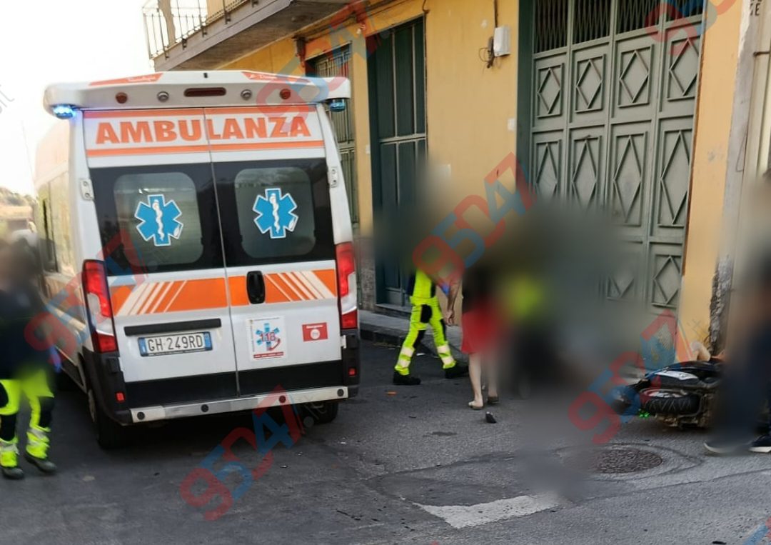 PATERNÒ, GRAVE INCIDENTE IN VIA DELLE GEMME: SCOOTER TRAVOLTO DA CAMION, DUE RAGAZZE FERITE. IL MEZZO NON SI SAREBBE FERMATO