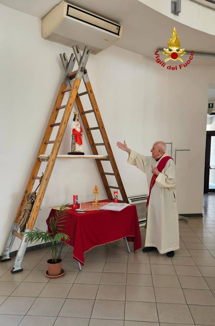 SANTA BARBARA VISITA I SUOI FIGLI IN DIVISA DEI VIGILI DEL FUOCO AI DISTACCAMENTI DI CATANIA NORD E SUD