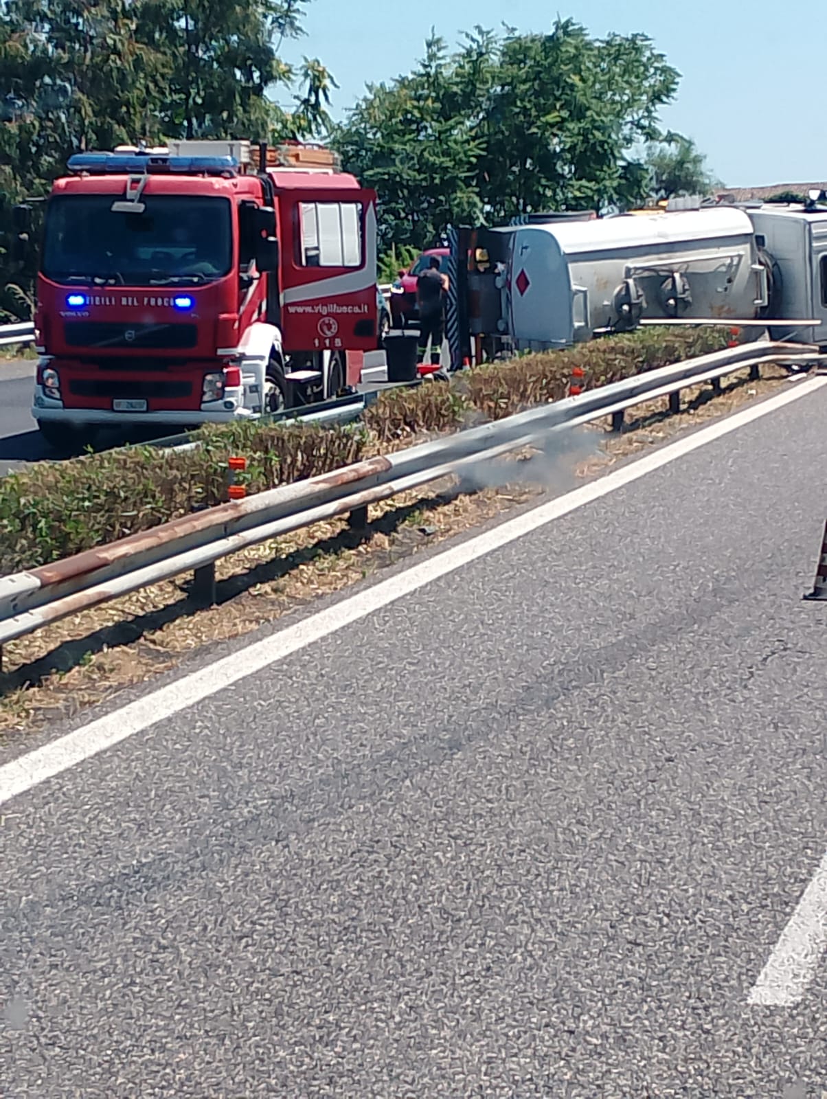 INCIDENTE SULL’A18 TRA GIARRE E FIUMEFREDDO: CAMION CARICO DI GASOLIO SI SCONTRA CON UN’AUTO, FERITO IL CONDUCENTE