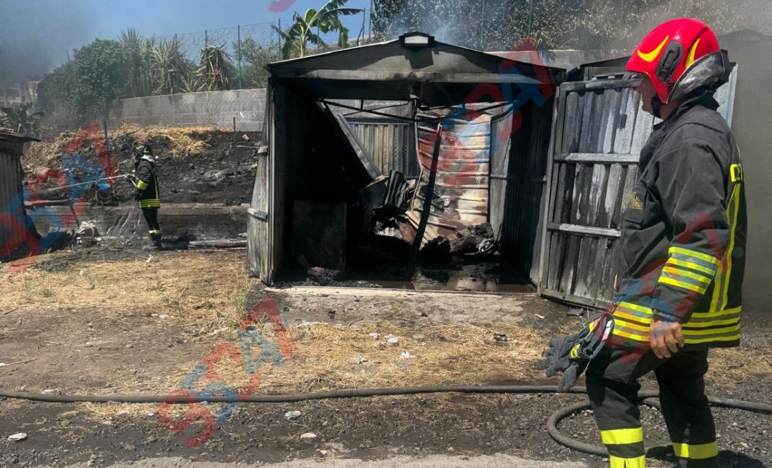 Paura a Paternò: Incendio da Sterpaglie Distrugge Garage e Motorino, Fumo nelle Case e Vigili del Fuoco in Azione