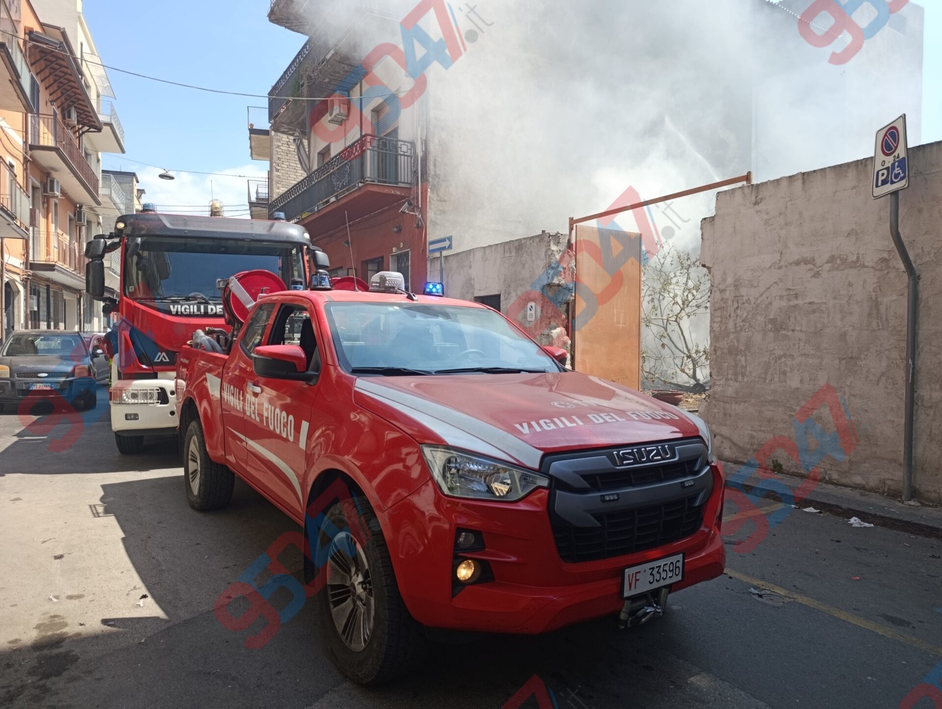 PATERNÒ, PAURA IN VIA CIRCONVALLAZIONE: INCENDIO NEL CORTILE DI UN’ABITAZIONE, FUMO VISIBILE A CHILOMETRI DI DISTANZA